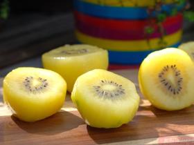 Have you ever considered growing your own kiwifruit?你有没有想过自己种猕猴桃？