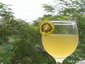 重庆市万州区变换思路酿造猕猴桃酒 解决滞销问题